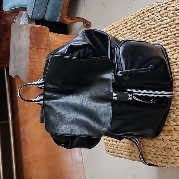 Universal Thread Handbags - Vegan Leather Backpack. Black.